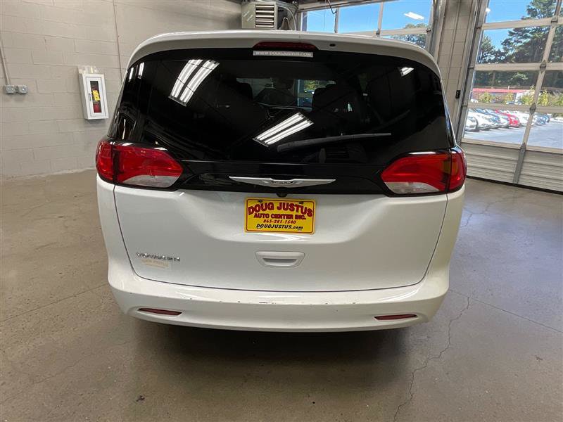 Used 2023 Chrysler Voyager LX FWD image 4