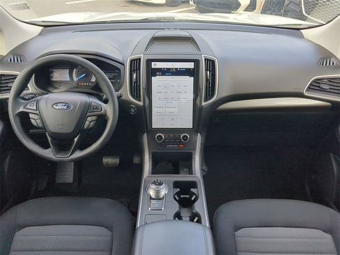 Used 2022 Ford Edge SE w/ Black Appearance Package image 16