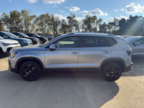 New 2026 Volkswagen Taos SE FWD image 8