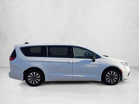 Used 2024 Chrysler Pacifica Limited FWD image 4