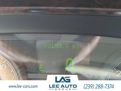 Used 2011 Lincoln Town Car Signature Limited RWD image 22