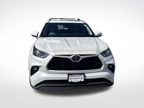Used 2022 Toyota Highlander XLE AWD/4WD image 2