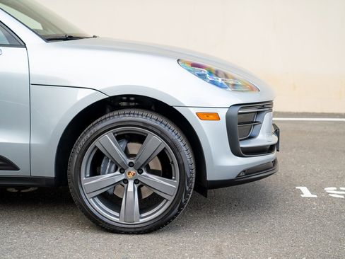 Used 2025 Porsche Macan image 9