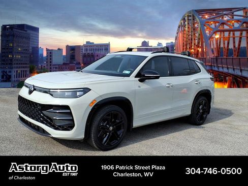 Used 2025 Volkswagen Tiguan SE R-Line image 7