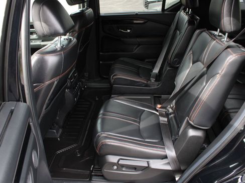 Used 2025 Honda Pilot TrailSport image 18