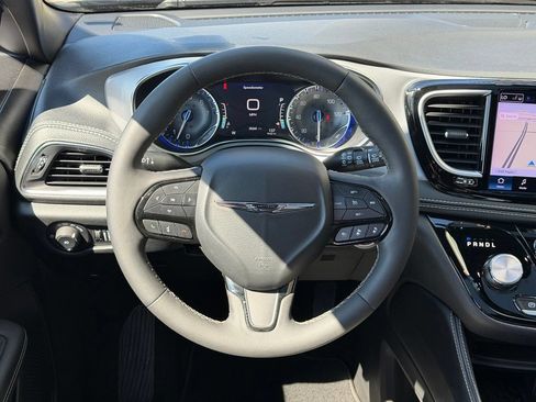Used 2025 Chrysler Pacifica Limited FWD image 11