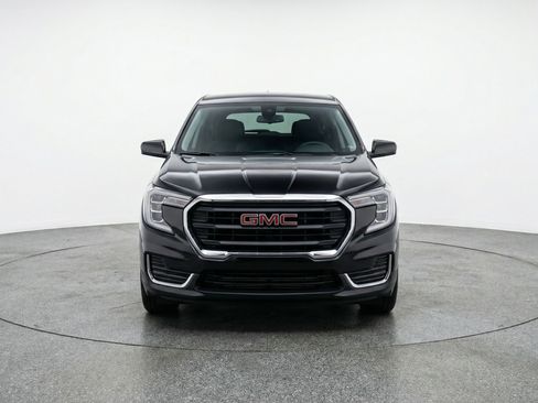Used 2024 GMC Terrain SLE image 2
