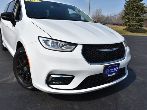 Used 2024 Chrysler Pacifica Touring-L image 2