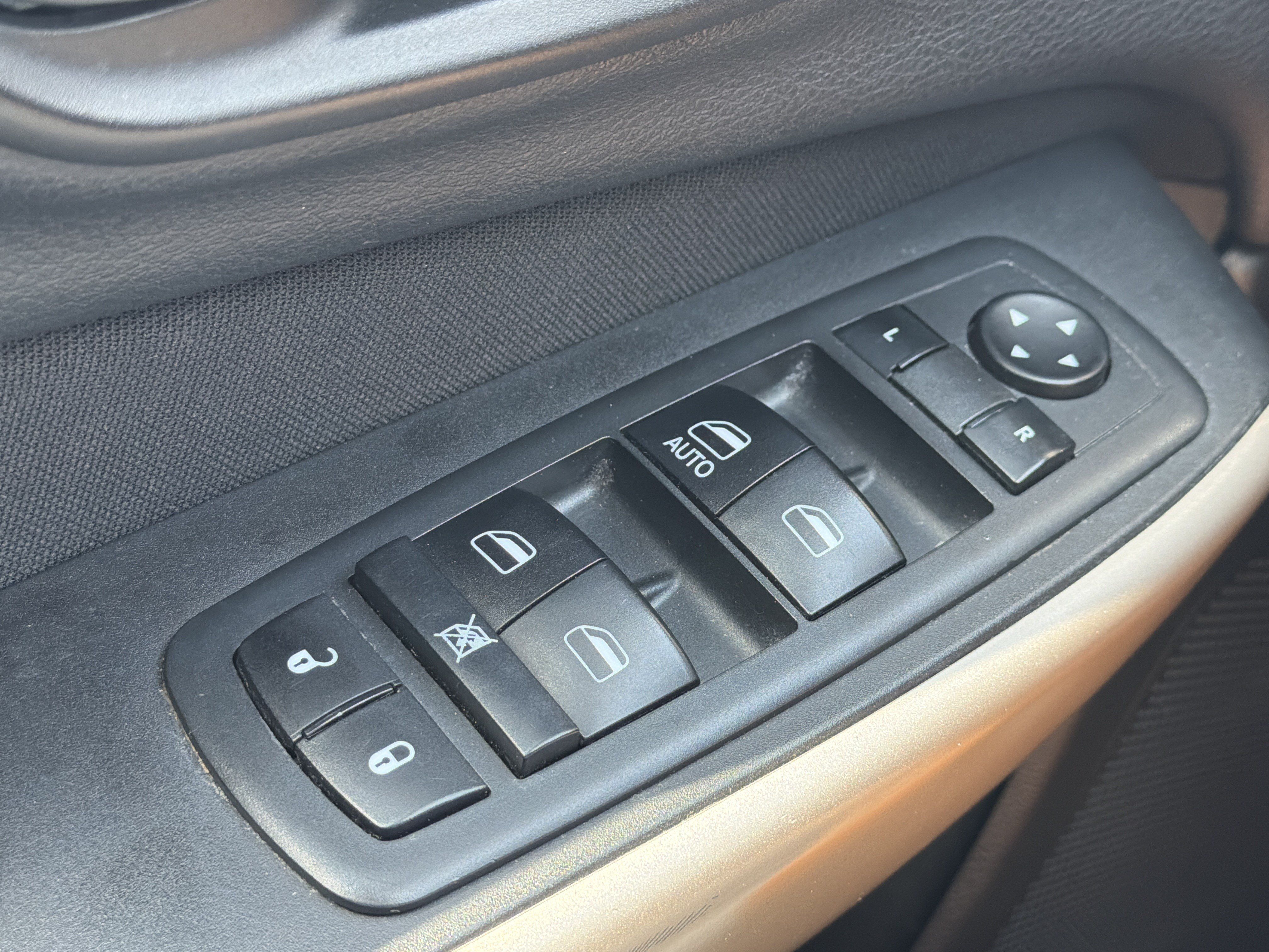 Used 2018 Jeep Cherokee Latitude FWD image 21