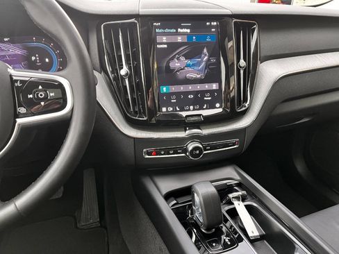 Used 2025 Volvo XC60 B5 Plus image 12
