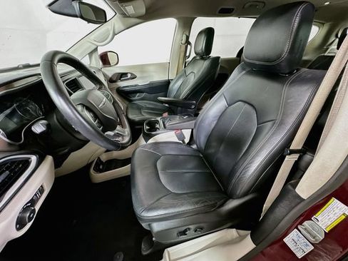 Used 2018 Chrysler Pacifica Touring-L FWD image 25