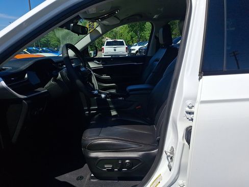Used 2023 Jeep Grand Cherokee L Limited AWD/4WD image 23