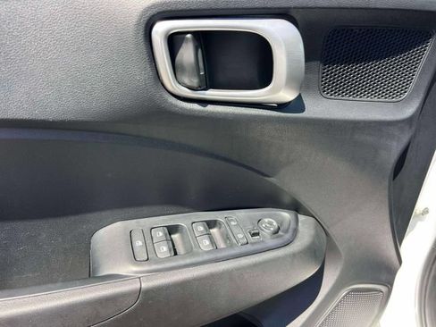 Used 2025 Hyundai Venue SEL FWD image 21