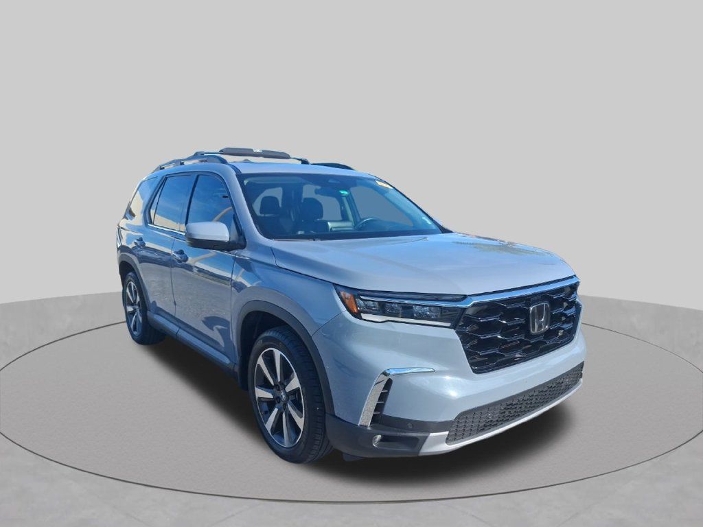 Used 2025 Honda Pilot Touring image 3