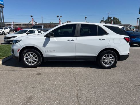 Used 2022 Chevrolet Equinox LS image 2