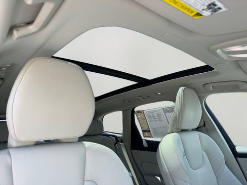 Certified 2024 Volvo XC60 B5 Plus w/ Climate Package AWD/4WD image 7