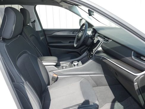Used 2023 Jeep Grand Cherokee Laredo AWD/4WD image 24