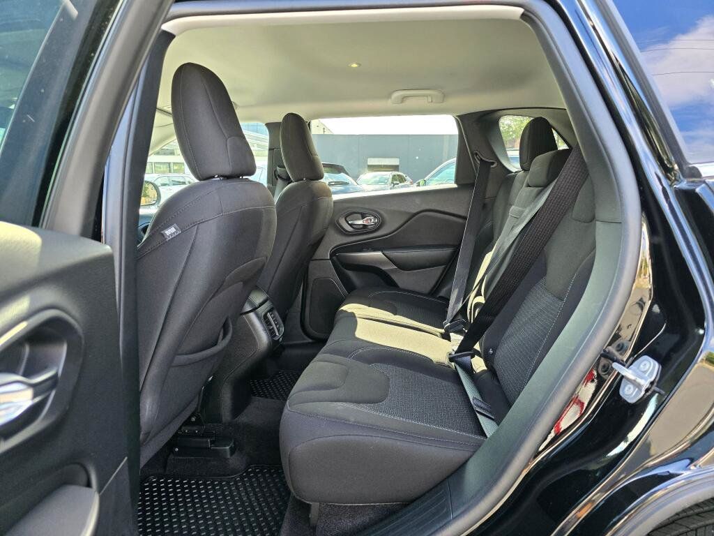 Used 2019 Jeep Cherokee Latitude w/ Cold Weather Group FWD image 4