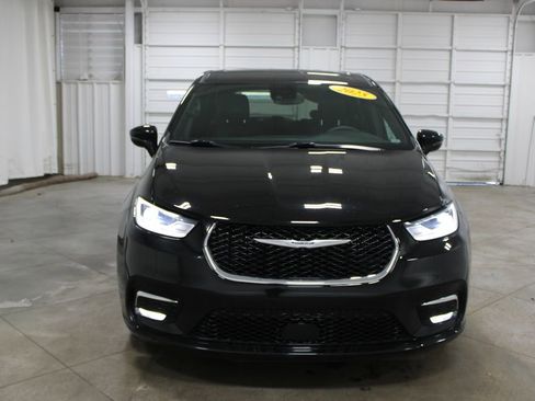 Used 2025 Chrysler Pacifica Select image 3