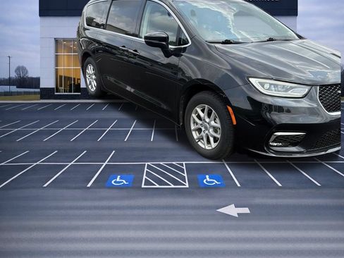 Used 2022 Chrysler Pacifica Touring-L FWD image 2