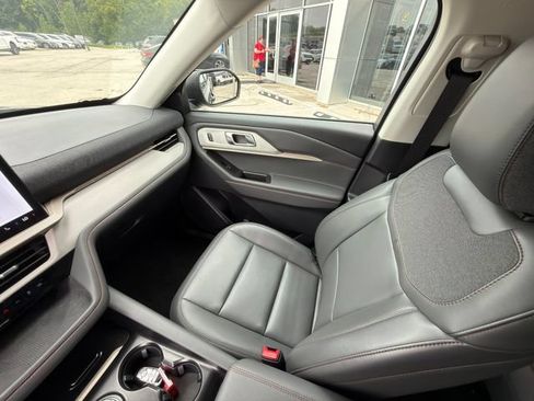 Used 2025 Ford Explorer Active w/ Active Comfort Package AWD/4WD image 23