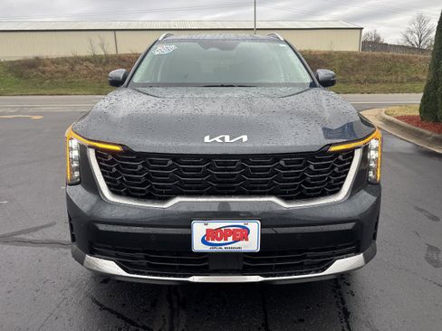 Used 2024 Kia Sorento S image 2