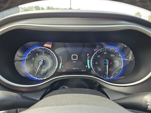 Used 2023 Chrysler Pacifica Touring-L image 24