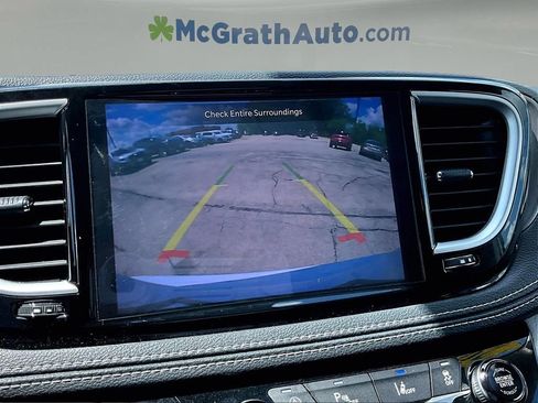 Used 2024 Chrysler Pacifica Touring-L FWD image 16