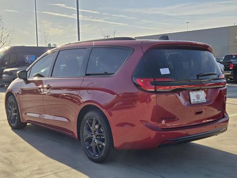 New 2026 Chrysler Pacifica Limited w/ S Appearance Package FWD image 3