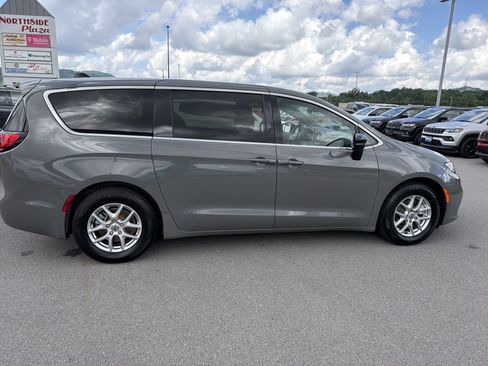 Used 2025 Chrysler Pacifica Select FWD image 5