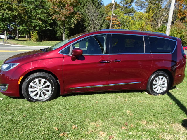 Used 2020 Chrysler Pacifica Touring-L FWD image 18