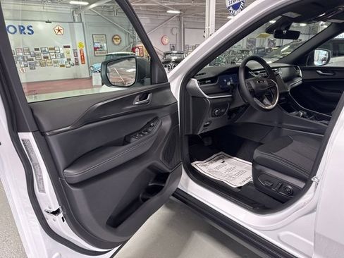 New 2025 Jeep Grand Cherokee Laredo X w/ Luxury Tech Group I image 11