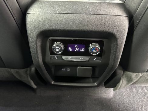Used 2024 Chevrolet Traverse RS FWD image 33