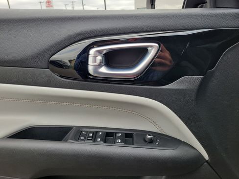 Used 2025 Jeep Compass Limited image 17