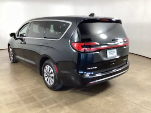 Used 2023 Chrysler Pacifica Touring-L FWD image 7