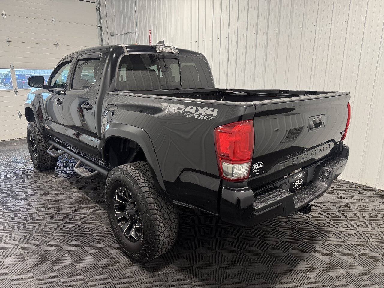 Used 2017 Toyota Tacoma TRD Sport w/ Tow Package AWD/4WD image 4