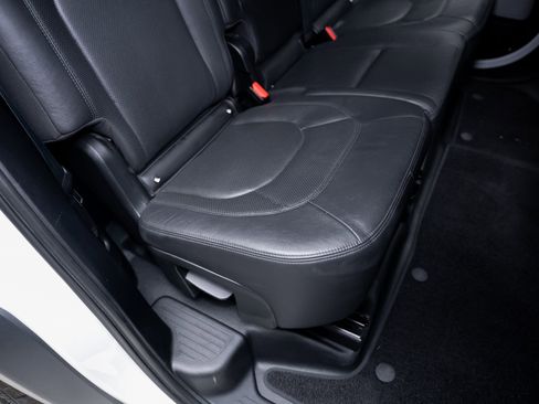 Used 2023 Land Rover Defender 130 SE image 67