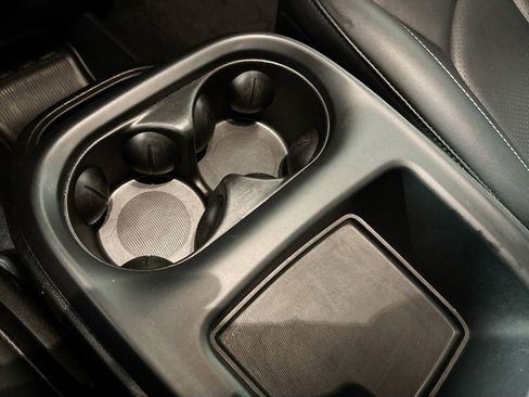 Used 2025 Chrysler Pacifica Select image 15