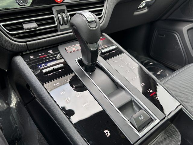 Certified 2026 Porsche Macan AWD/4WD image 21