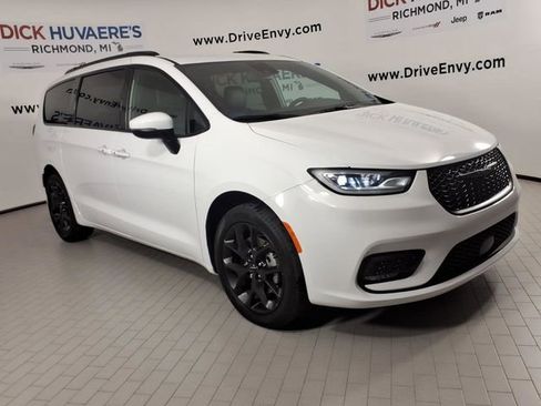 Used 2023 Chrysler Pacifica Touring-L w/ S Appearance Package AWD/4WD image 3