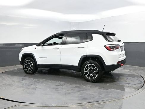Used 2025 Jeep Compass Trailhawk AWD/4WD image 9