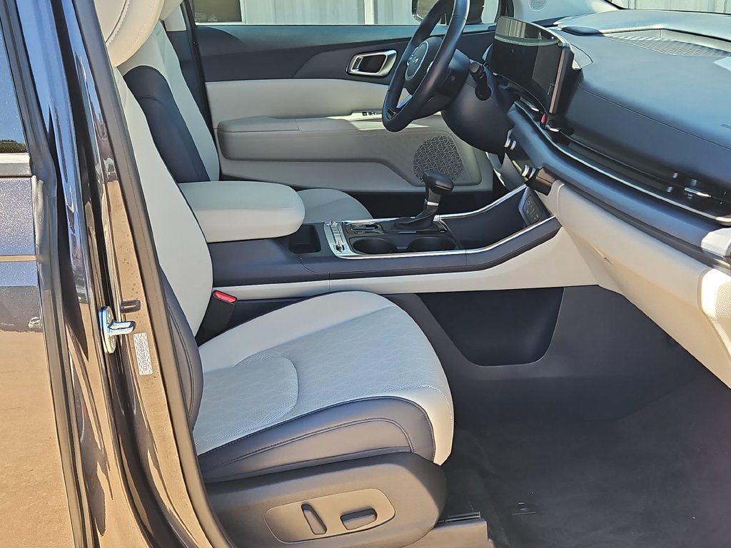 Used 2025 Kia Carnival SX FWD image 27