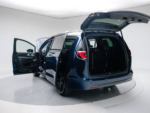 Used 2025 Chrysler Pacifica Limited FWD image 20