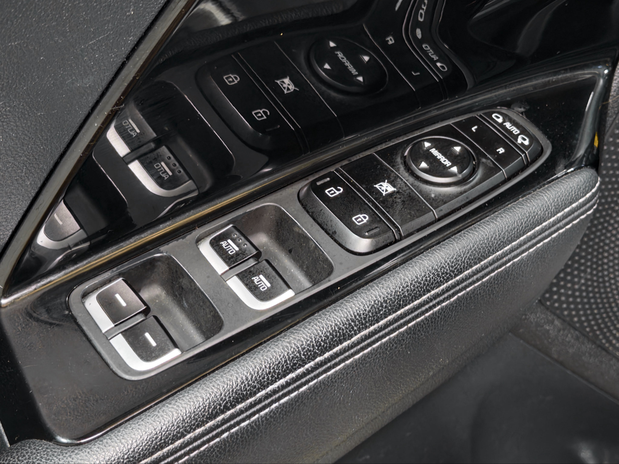 Used 2019 Kia Niro EX w/ Cold Weather Package 2.0 FWD image 7