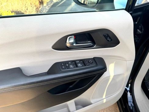 Used 2023 Chrysler Pacifica Touring-L image 9