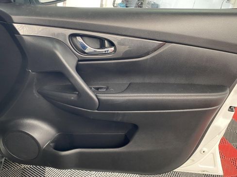 Used 2017 Nissan Rogue SV AWD/4WD image 7