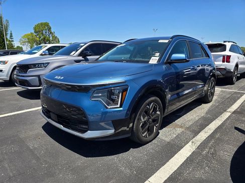 Certified 2023 Kia Niro Wave w/ Wave Preserve Package FWD image 5