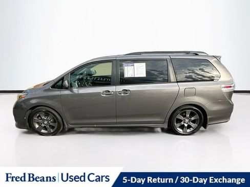 Used 2016 Toyota Sienna SE Premium w/ Four Season Floor Mat Package FWD image 5
