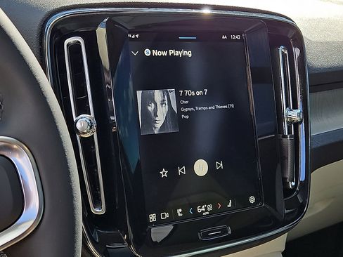 Used 2025 Volvo XC40 B5 Ultra w/ Climate Package image 18