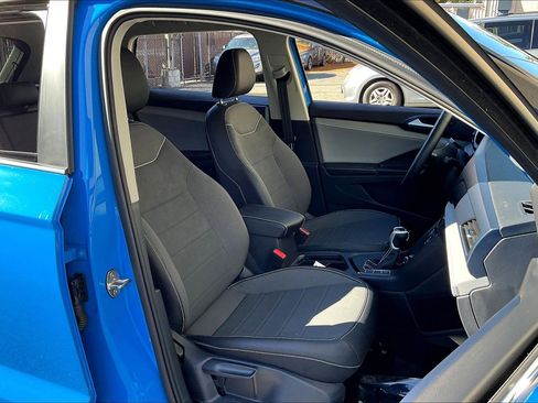 Certified 2024 Volkswagen Taos SE image 6